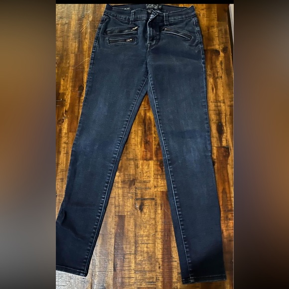 Lucky Brand jeans size 4 jeans.   Dark blue.  Zipper detail. - Picture 4 of 4